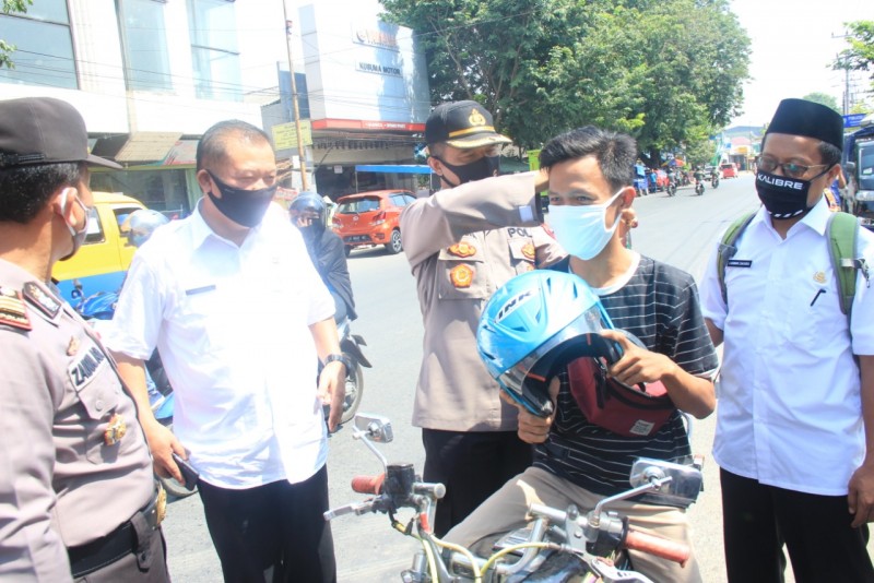 KESBANGPOL KENDAL MELAKUKAN OPERASI MASKER DI KECAMATAN WELERI