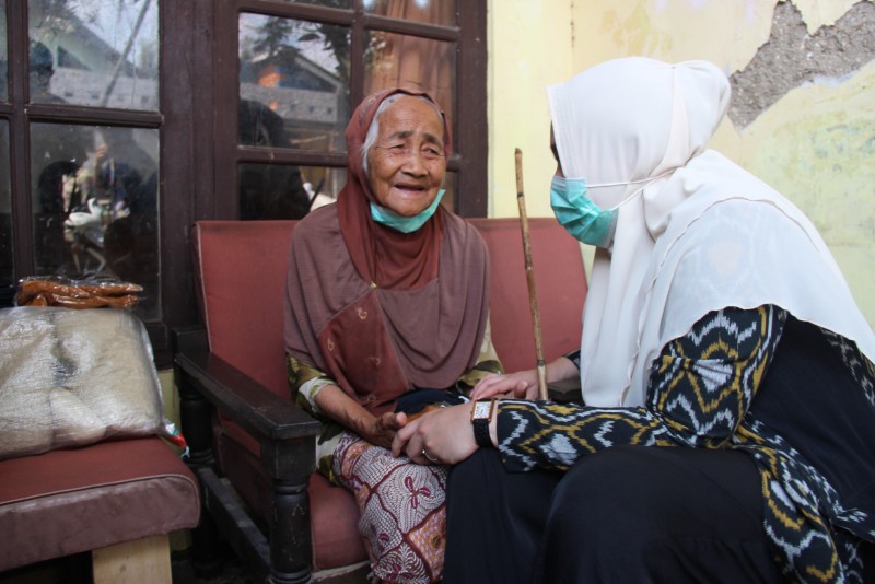 PEMKAB KENDAL BERI BANTUAN SEMBAKO KEPADA WARGA TERDAMPAK VIRUS COVID-19