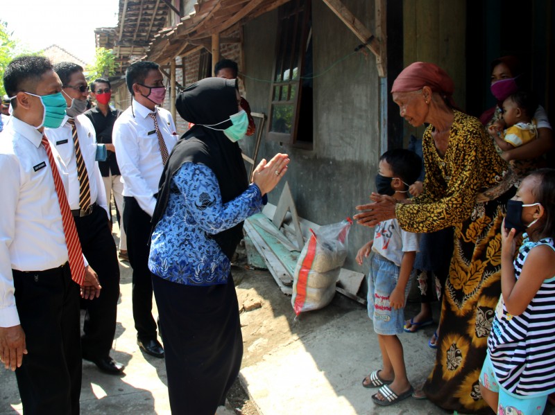 PEMKAB KENDAL SERAHKAN BANTUAN JARING PENGAMAN SOSIAL DI KECAMATAN NGAMPEL