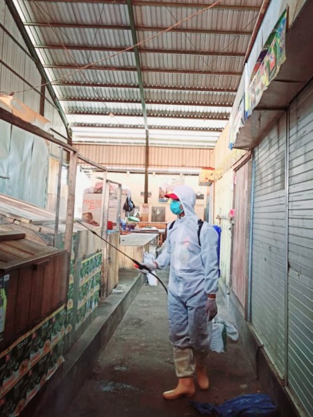 USAI DITUTUP, PASAR TRADISIONAL KALIWUNGU DISEMPROT DISINFEKTAN