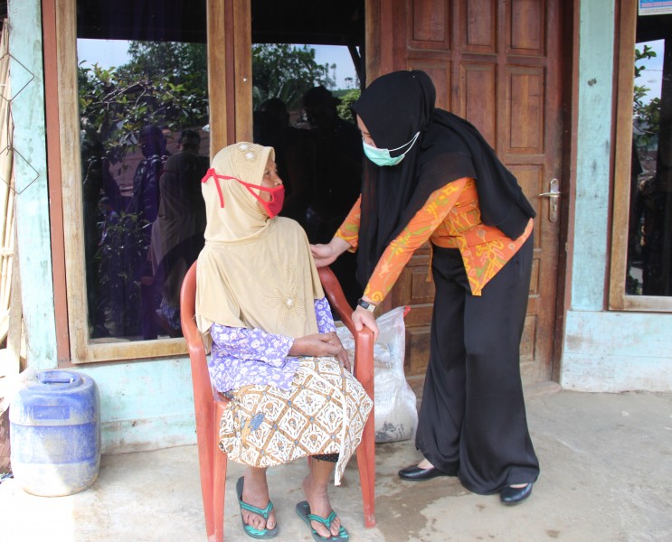 PEMKAB KENDAL BERI 81 PAKET BANTUAN SEMBAKO DI DESA PURWOSARI