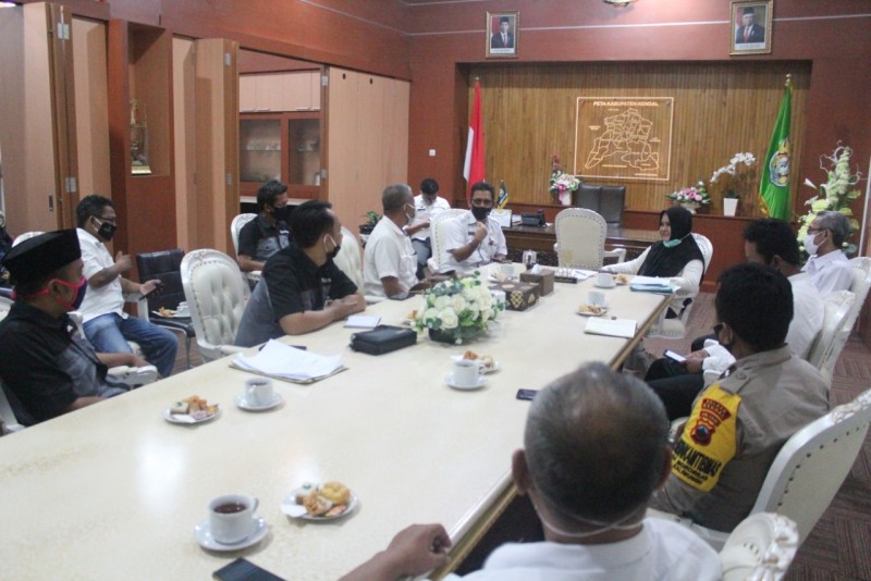 PEDAGANG DESA MOROREJO MELAKUKAN AUDIENSI DENGAN BUPATI KENDAL