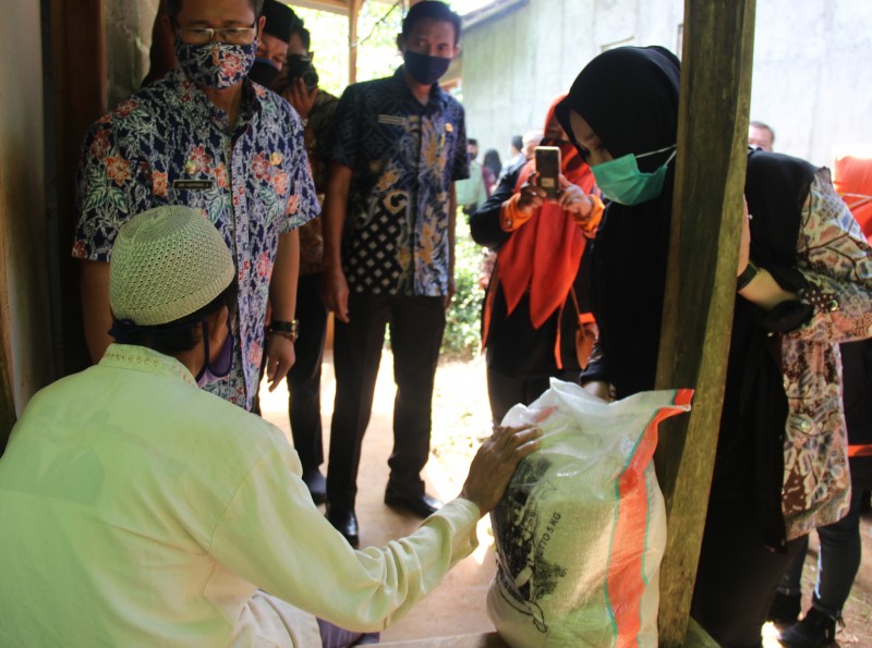 WARGA TIDAK MAMPU DI DESA PUCAKWANGI TERIMA BANTUAN JARING PENGAMAN SOSIAL