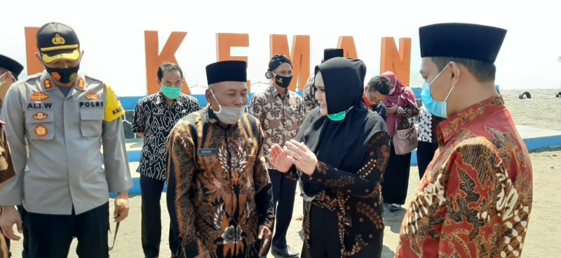 BERKUNJUNG KE WISATA, BUPATI KENDAL IMBAU WARGA PATUHI PROTOKOL KESEHATAN
