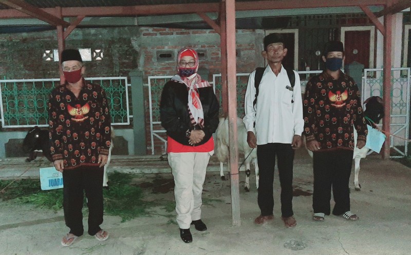 PEMDES CARUBAN SERAHKAN HADIAH LOMBAH KEBERSIHAN TINGKAT RT