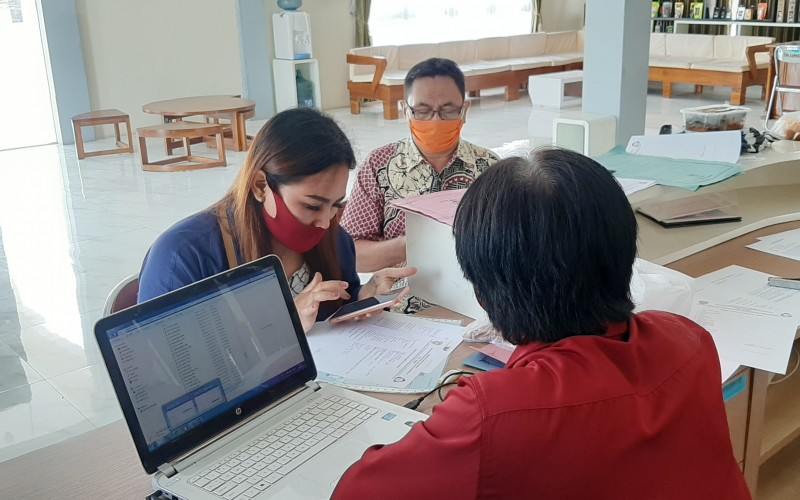 PELAKU UMKM KENDAL TERIMA BANTUAN PRESIDEN SOSIAL PRODUKTIF