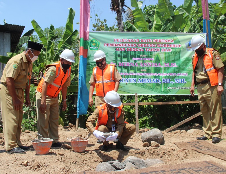 WAKIL BUPATI HADIRI PELETAKKAN BATU PERTAMA GEDUNG WORKSHOP MAN KENDAL