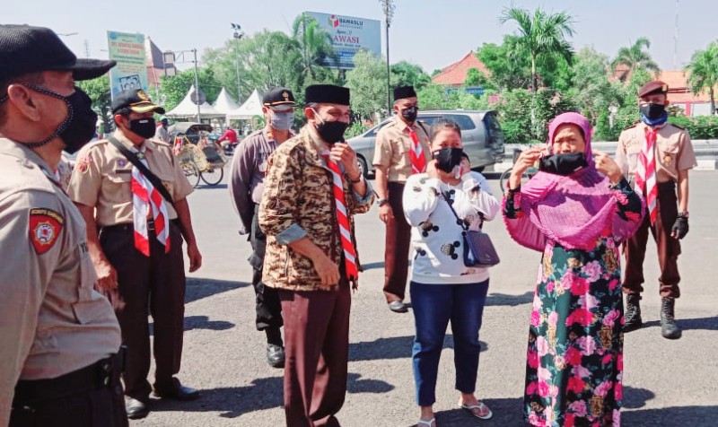 KWARCAB GERAKAN PRAMUKA KENDAL BAGIKAN RIBUAN MASKER KEPADA MASYARAKAT