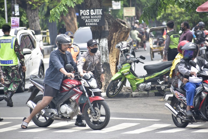 Pelanggar Protokol Kesehatan di Alun-alun Kota Kendal Alami Penurunan