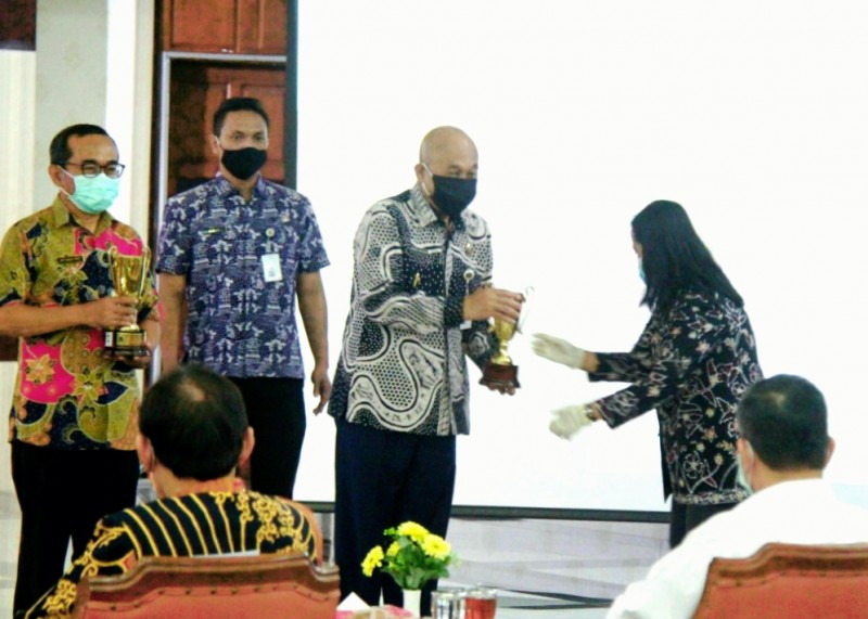 PEMKAB KENDAL RAIH PENGHARGAAN JUARA FAVORIT IDSD TINGKAT JATENG