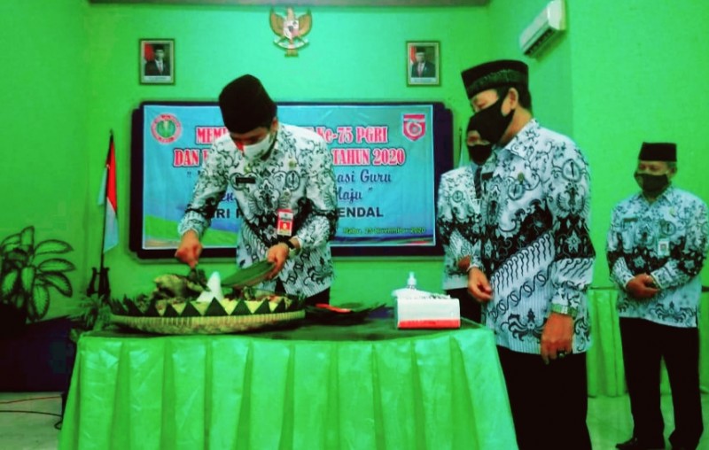 HUT KE-75 PGRI, DISDIKBUD KENDAL APRESIASI KERJA GURU DI TENGAH PANDEMI