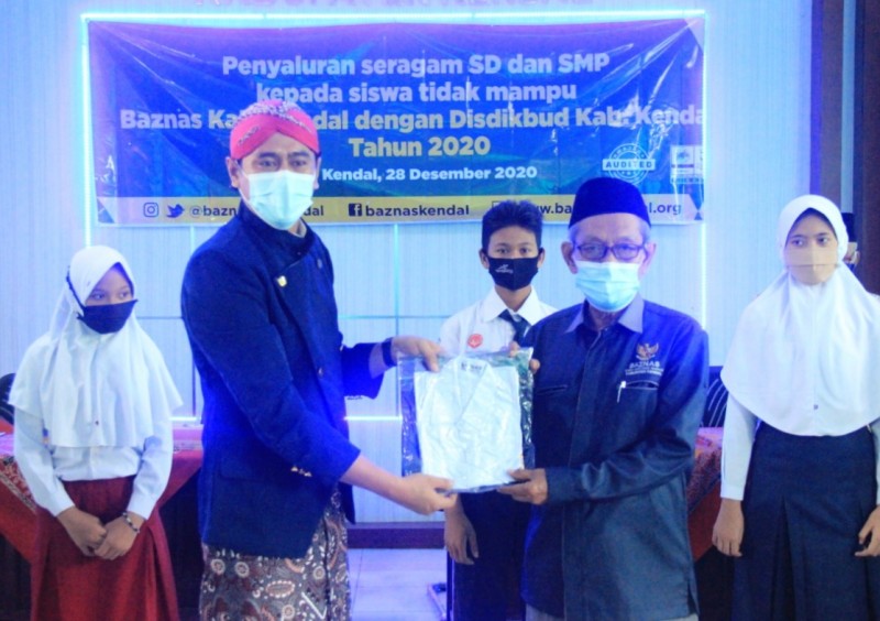 BAZNAS SALURKAN BANTUAN RIBUAN SERAGAM KEPADA SISWA SD DAN SMP TIDAK MAMPU