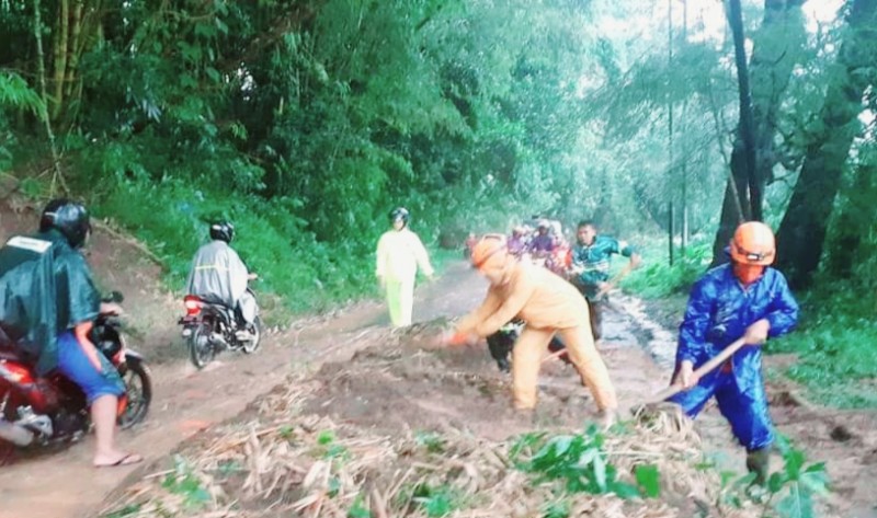 BPBD KENDAL BERGERAK CAPAT EVAKUASI TANAH LONGSOR DI JALAN KALIWUNGU-BOJA