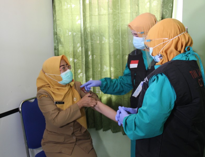 TENAGA KESEHATAN PUSKESMAS KENDAL II MELAKSANAKAN VAKSINASI COVID-19