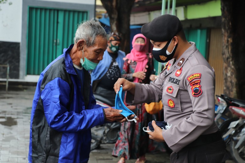 Tekan Penyebaran Covid-19, Anggota Satgas Covid-19 Bagikan 2000 Masker