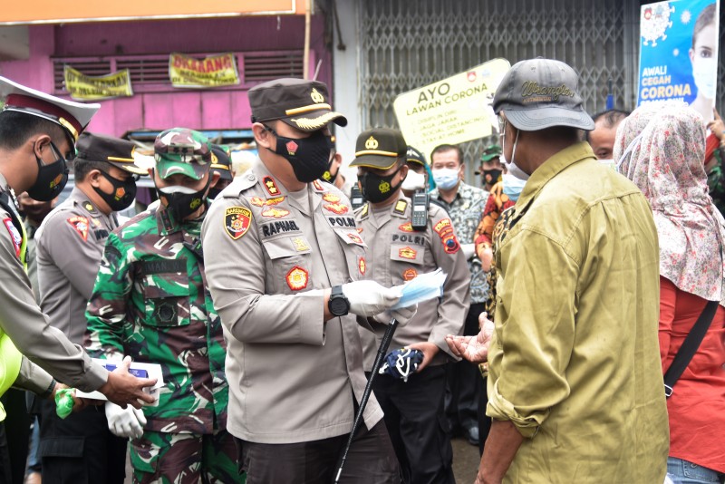 Forkopimda Sosialisasikan Gerakan Jateng di Rumah Saja di Pasar Weleri