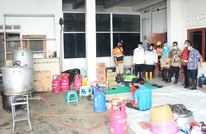 SEKDA KENDAL SERAHKAN BANTUAN SEMBAKO KEPADA WARGA TERDAMPAK BANJIR