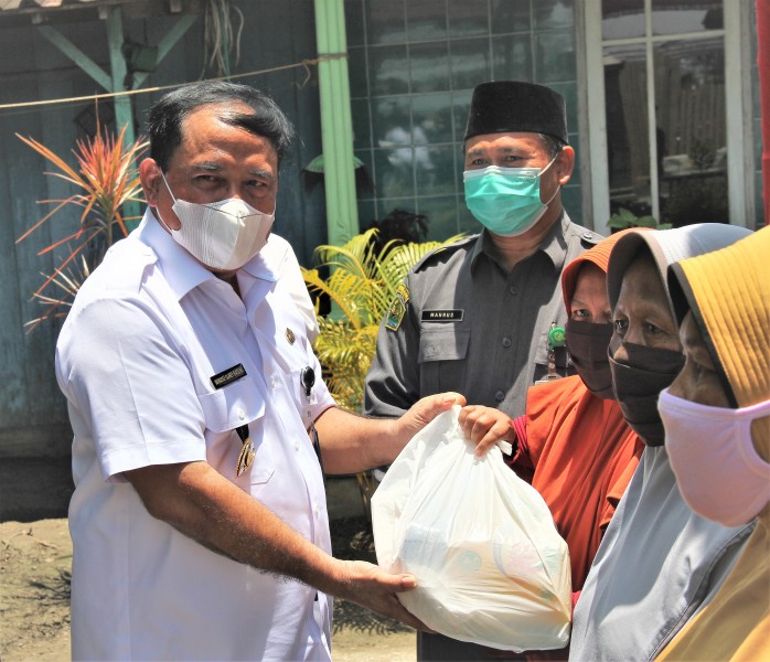 PEMKAB KENDAL BERI BANTUAN SEMBAKO KEPADA WARGA TERDAMPAK BANJIR
