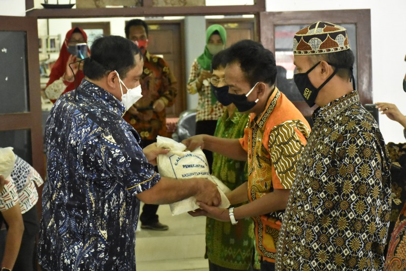 Pemerintah Kendal Memberikan Bantuan Beras Bagi Warga Terdampak Banjir