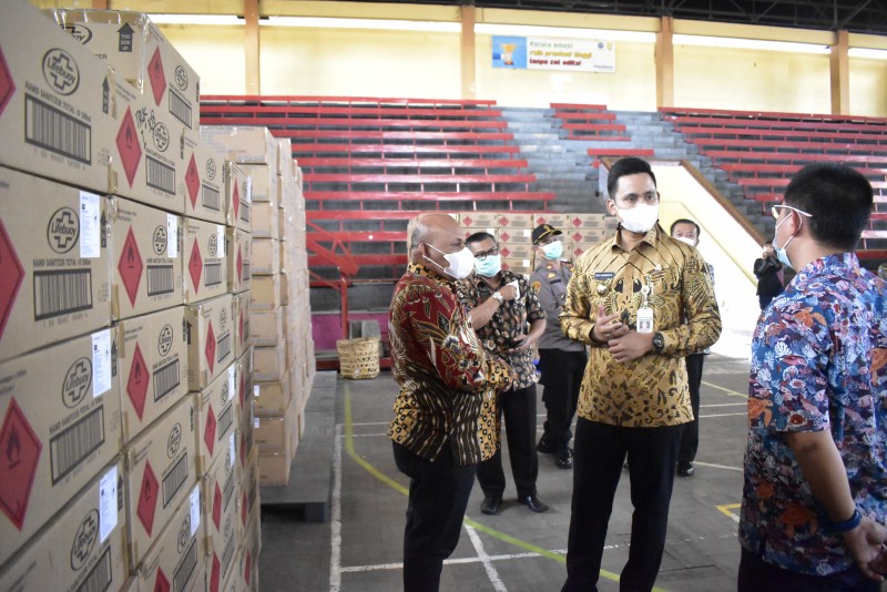 Bupati Kendal Meninjau Tempat Penyimpanan Bantuan dari Singapura