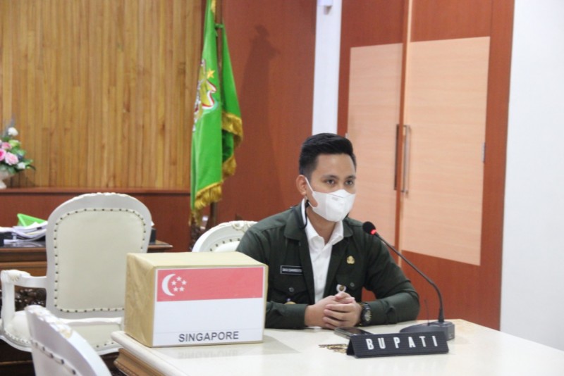 KEDUBES SINGAPURA SERAHKAN BANTUAN MASKER KEPADA PEMKAB KENDAL