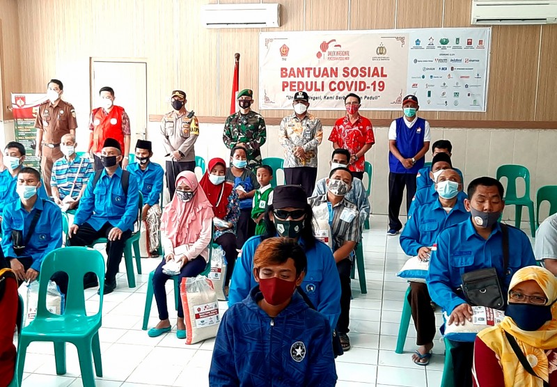 Pemkab Kendal dan Komunitas Tionghoa Serahkan Bantuan Sembako Kepada Warga