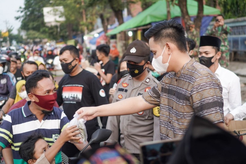 Bupati Kendal Bersama FKUB Bagikan Takjil di Weleri
