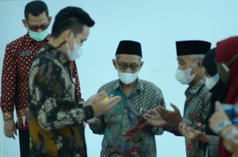 Bupati Kendal Berzakat Melalui Baznas dalam Program Gerakan Cinta Zakat,