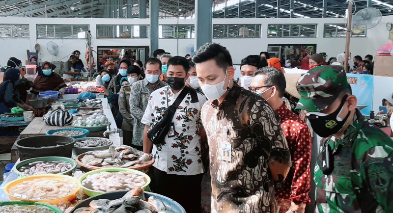 Bupati Kendal Melakukan Monitoring Harga Sembako di Pasar Pagi Kaliwungu