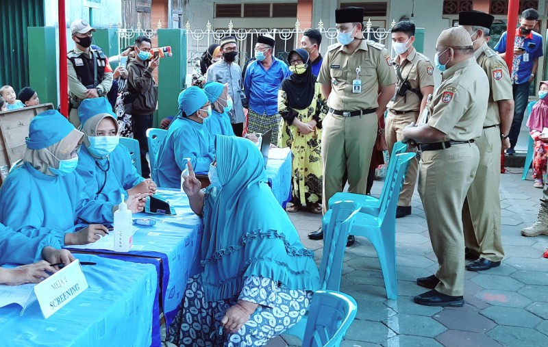 Safari Ramahdan, Bupati Dico Pantau Vaksinasi di Masjid Al-Muttaqin