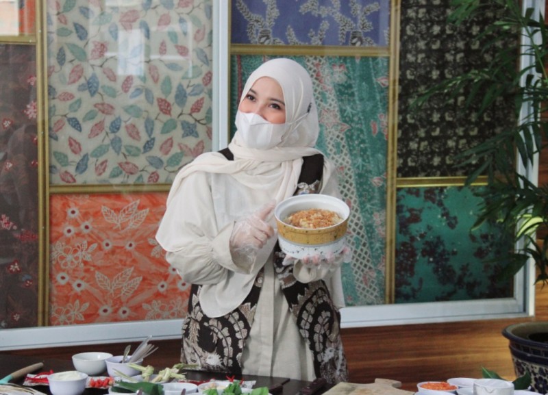 Ketua Tim Penggerak  PKK Kendal Demo Masak Makanan Lokal