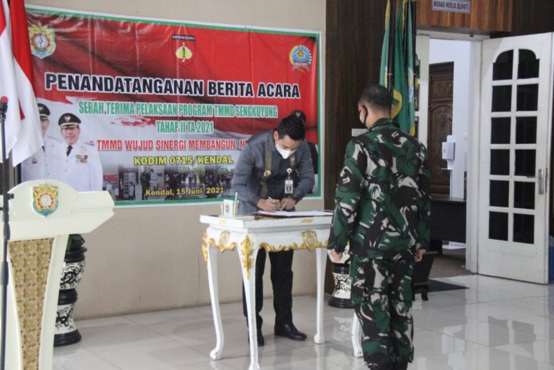 Bupati Kendal Tandatangani Berita Acara TMMD Sengkuyung Tahap II Ta 2021