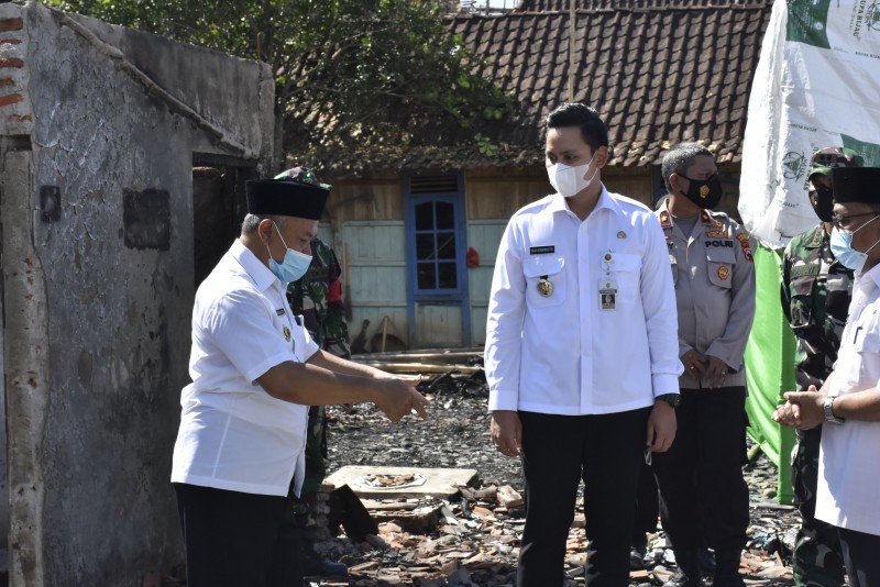 Bupati Kendal Kunjungi Korban Kebakaran Desa Cepokomulyo