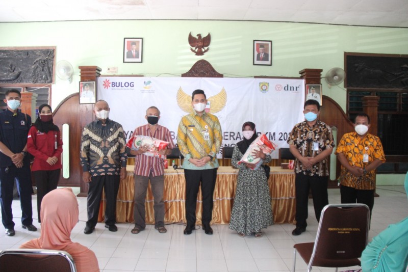 Pemkab Kendal Salurkan Bantuan Beras PPKM Tahun 2021