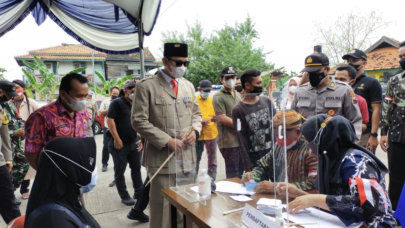 Bupati Meninjau Pelaksanaan Vaksinasi dengan Pakaian Tema Kemerdekaan