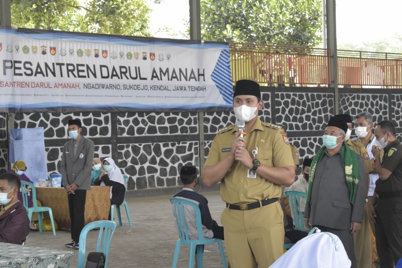 Bupati Kendal Tinjau Vaksinasi Covid-19 di Ponpes Darul Amanah