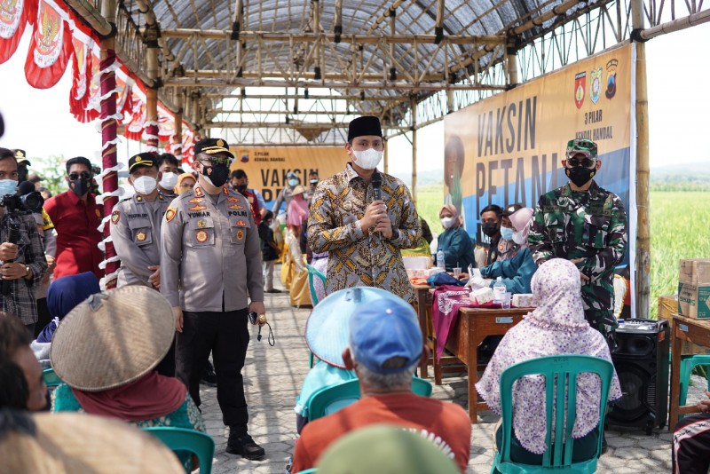 Bupati Meninjau Vaksinasi Bagi Para Petani