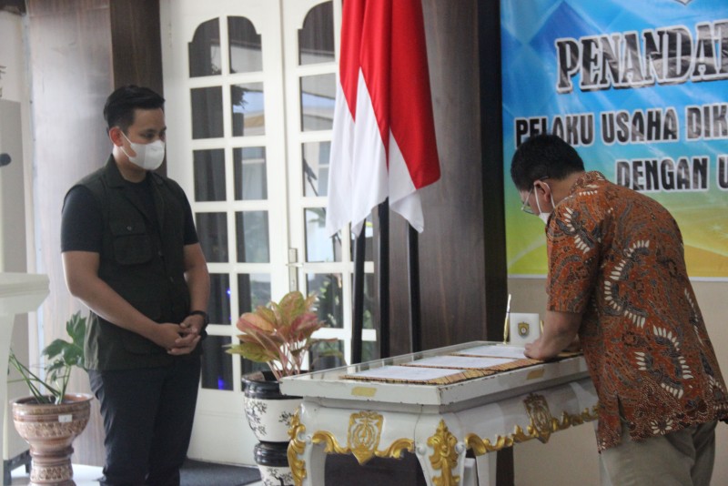 Bupati Kendal Berasama 8 Pengusaha KEK Melakukan Penandatangan Komitmen