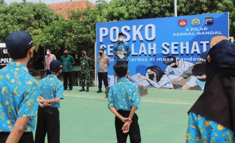 Bupati Dico Tinjau Posko Sekolah Sehat di SMP N 1 Kendal