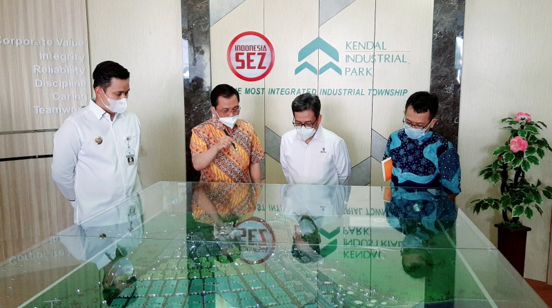 Bupati Kendal Dampingi Debuti Kementerian Investasi Tinjau Perusahaan KIK