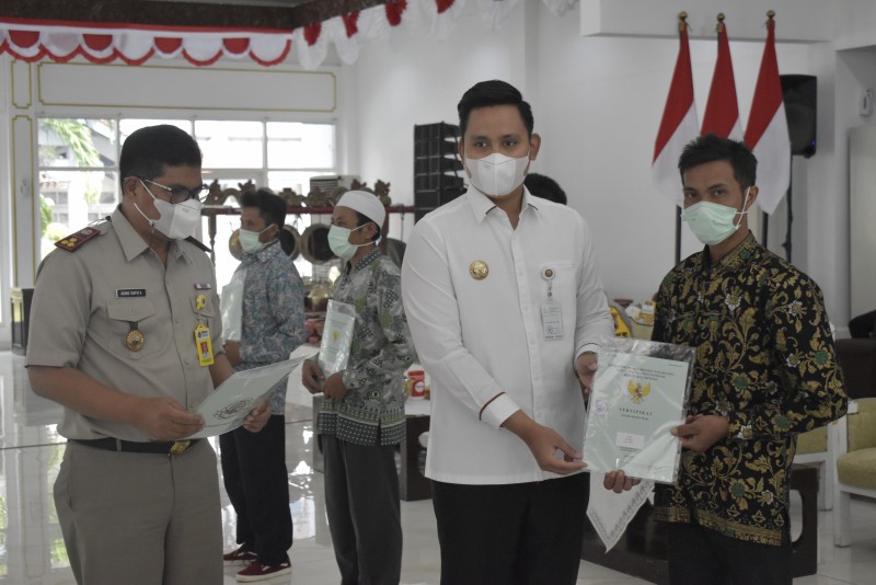 Bupati Kendal dan BPN Salurkan 200 Sertifikat Redistribusi Bagi 95 Warga