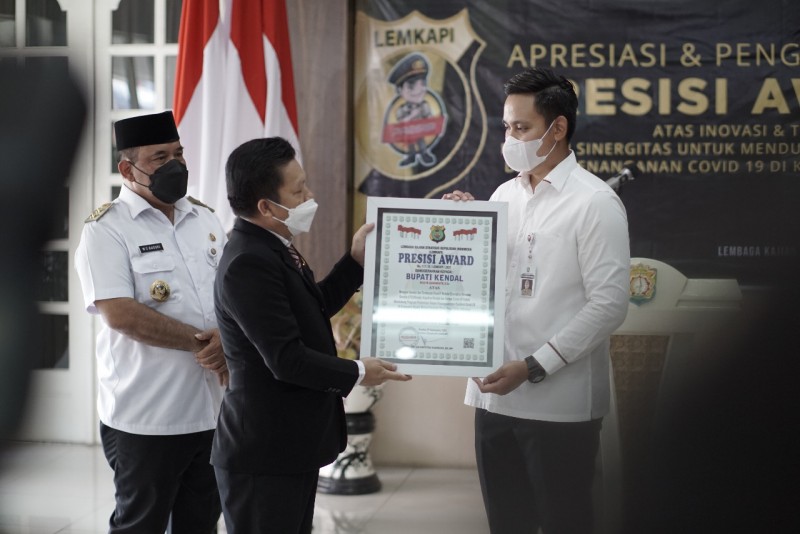 Berhasil Tangani Kasus Covid-19, Bupati Kendal Mendapat Penghargaan