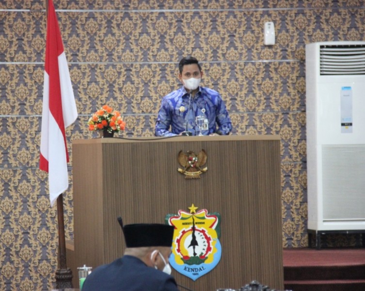 Rapat Paripurna, Bupati Kendal Serahkan Buku Raperda Rancangan APBD 2022