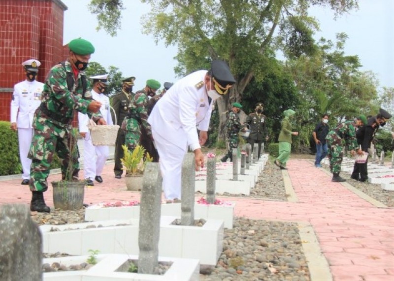 Wakil Bupati Kendal Bersama Forkopimda Ziarah ke Makam Pahlawan