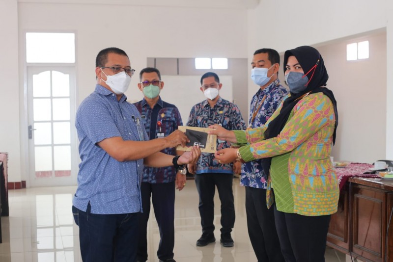 Pemkab Kendal Bersama BPJS TK Serahkan BSU Kepada 70 Pekerja