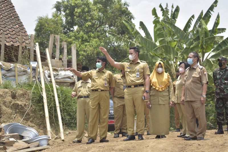 Bupati Kendal Meninjau Pengerjaan Tanggul Sungai Bodri