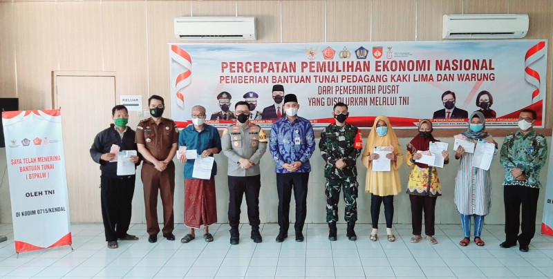 Bupati Kendal Hadiri Kegiatan Penyaluran Bantuan Sosial di Kodim Kendal