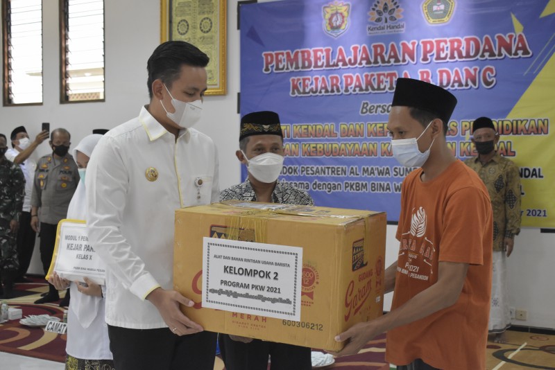 Bupati Kendal Membuka Pembelajaran Kejar Paket di Ponpes Al Ma'wa