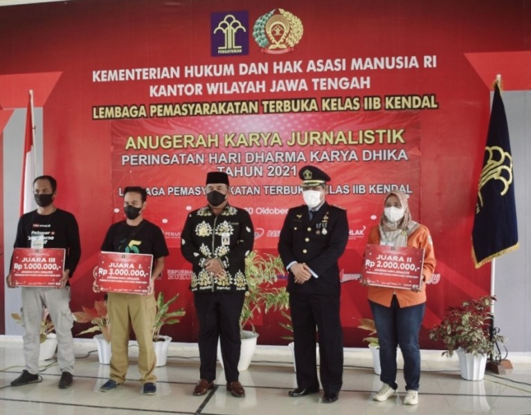 Wabub Kendal dan Kalapas Kelas IIB Serahkan Hadiah Lomba Karya Jurnalistik