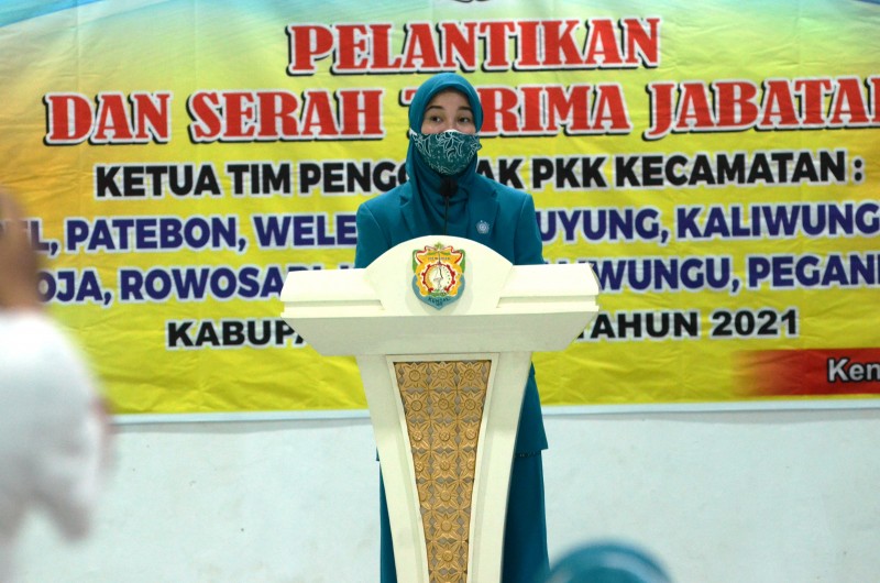 10 TP PKK Kecamatan Dilantik oleh  Ketua TP PKK Kabupaten Wynne Frederica